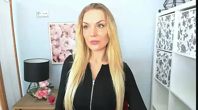 AulloraHoney online show from February 26, 2025, 11:52 am