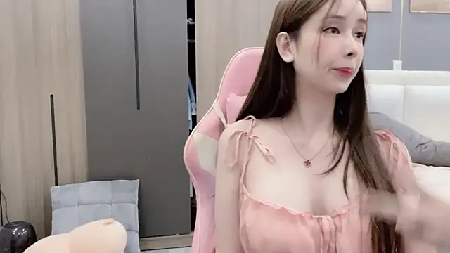 Snapshot of ANNA102 chatting on February 6, 2026, 8:18 am ANNA102 online show from February 6, 2026, 8:18 am