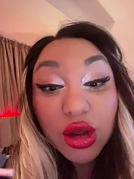 Snapshot of Larissa_K chatting on November 14, 2025, 5:28 am Larissa K online show from November 14, 2025, 5:28 am