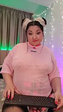 Snapshot of Larissa_K chatting on December 17, 2025, 3:18 pm Larissa K online show from December 17, 2025, 3:18 pm