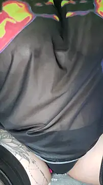 Snapshot of Larissa_K chatting on December 22, 2025, 7:11 pm Larissa K online show from December 22, 2025, 7:11 pm