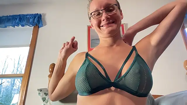 Snapshot of LeahWilde chatting on April 2, 2026, 4:26 pm LeahWilde online show from April 2, 2026, 4:26 pm