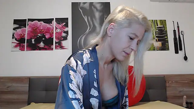 Naschkatze01 online show from November 17, 2025, 7:25 am