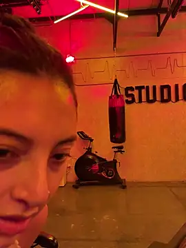 alexademie1 online show from February 5, 2025, 3:20 pm