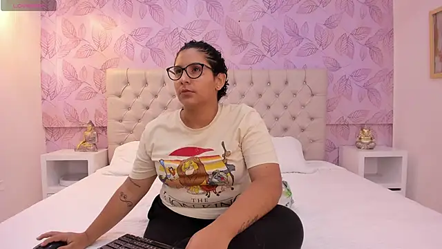 DanielleEvans  online show from February 20, 2025, 11:09 am