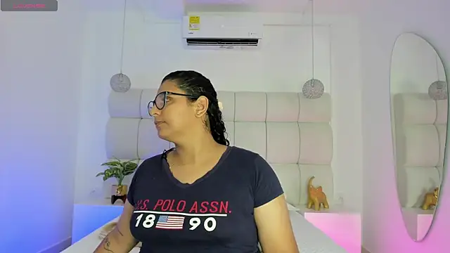 DanielleEvans  online show from October 25, 2025, 11:29 am