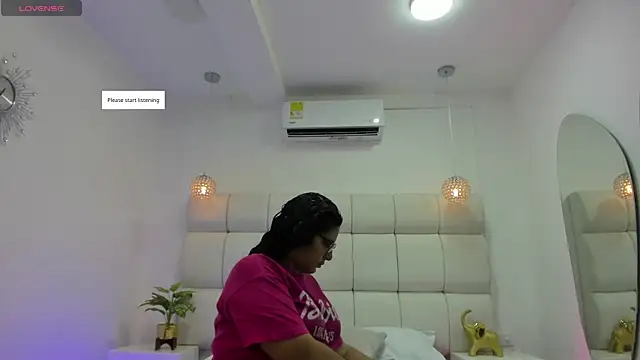 DanielleEvans  online show from November 12, 2025, 11:21 am