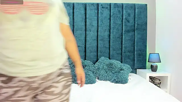 DanielleEvans  online show from December 4, 2025, 11:19 am