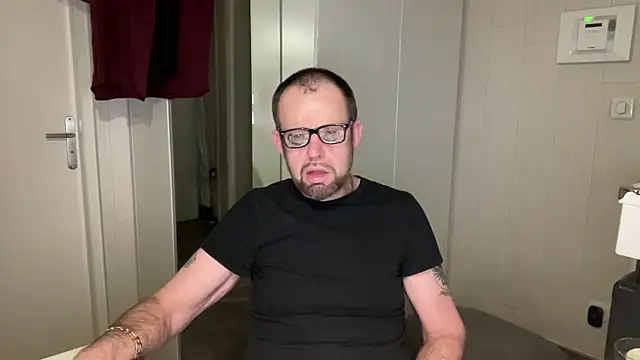 FABIOGLASSES online show from February 10, 2026, 7:51 pm