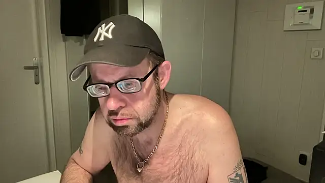 FABIOGLASSES online show from April 1, 2026, 11:57 pm