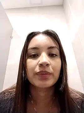 aisha es online show from October 3, 2025, 6:38 pm