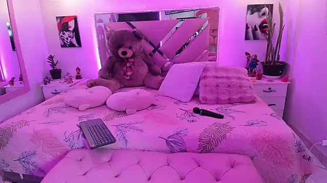 Karly moon online show from June 10, 2026, 9:46 pm