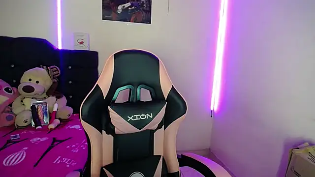 yuliana 19 online show from October 22, 2025, 10:48 am