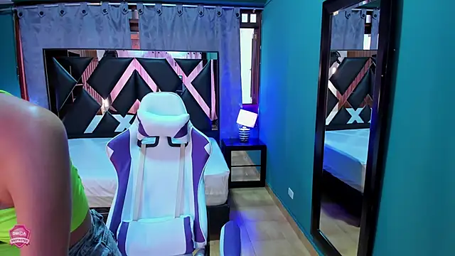 Linda4Petite online show from March 11, 2025, 6:19 pm