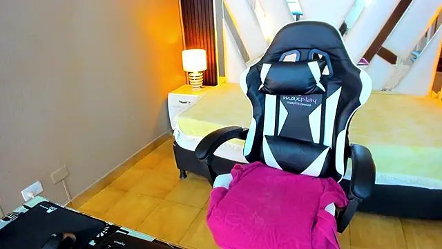 Linda4Petite online show from November 1, 2025, 5:59 pm