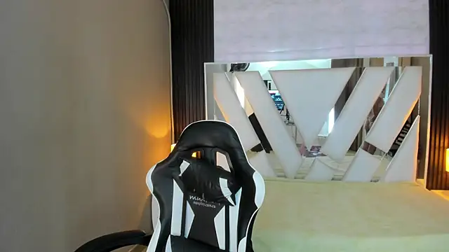 Linda4Petite online show from April 6, 2026, 6:31 pm