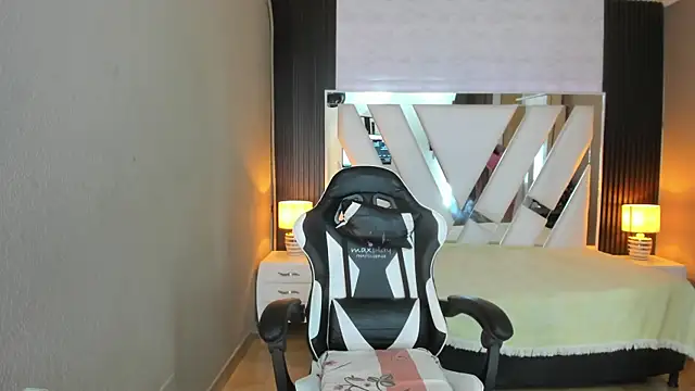 Linda4Petite online show from April 10, 2026, 6:34 pm