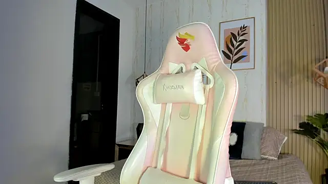 CameronCollins  online show from October 14, 2025, 7:47 pm