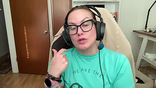 Snapshot of NikkixNight chatting on November 4, 2025, 5:45 pm NikkixNight online show from November 4, 2025, 5:45 pm