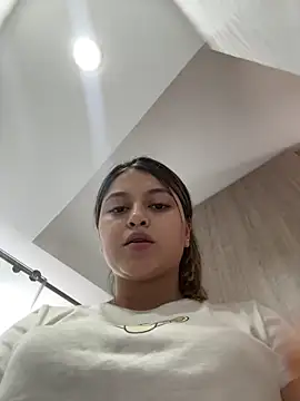 lunablossom  online show from December 16, 2024, 7:54 pm