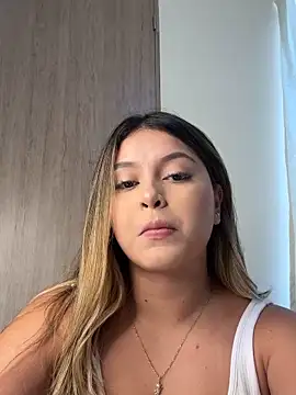 lunablossom  online show from December 29, 2024, 6:27 pm