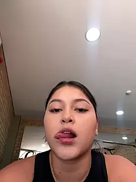 lunablossom  online show from December 31, 2024, 6:35 pm