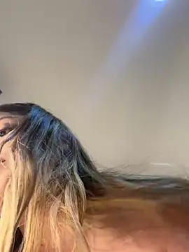 lunablossom  online show from January 7, 2025, 5:22 am