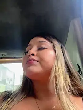 lunablossom  online show from February 8, 2025, 7:38 pm