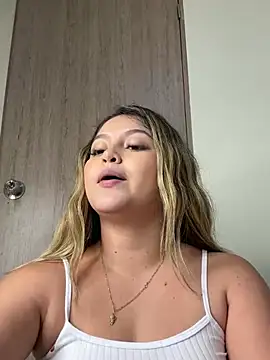 lunablossom  online show from February 20, 2025, 12:52 am