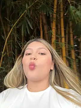 lunablossom  online show from September 16, 2025, 9:49 pm