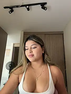 lunablossom  online show from April 5, 2026, 7:00 pm