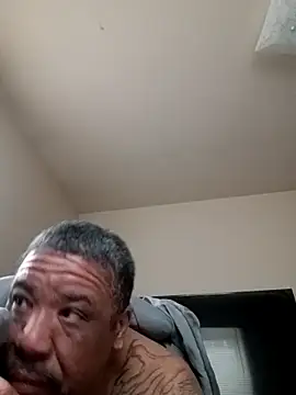 yellowwetfox online show from April 8, 2026, 1:44 pm