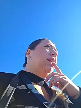 isabella rossse online show from April 6, 2026, 3:02 pm