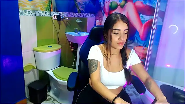 lorensweet77 online show from December 18, 2024, 8:03 pm