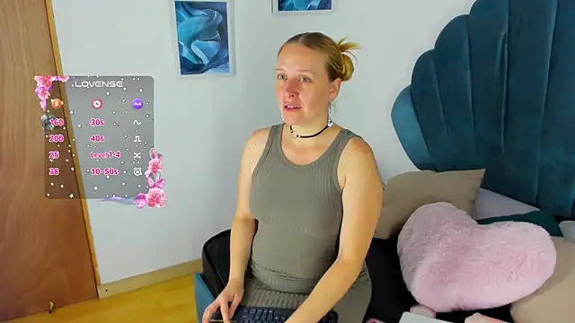 Snapshot of EmilySumer chatting on July 3, 2026, 9:21 pm EmilySumer online show from July 3, 2026, 9:21 pm
