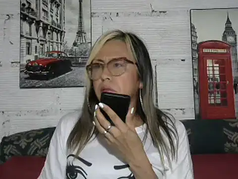 divahot08 online show from January 6, 2025, 10:05 pm