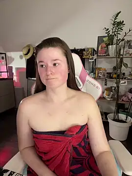 Snapshot of sweetest_pie chatting on May 3, 2026, 7:31 pm sweetest pie online show from May 3, 2026, 7:31 pm