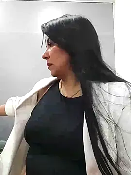 aisha latina online show from December 11, 2024, 2:54 pm