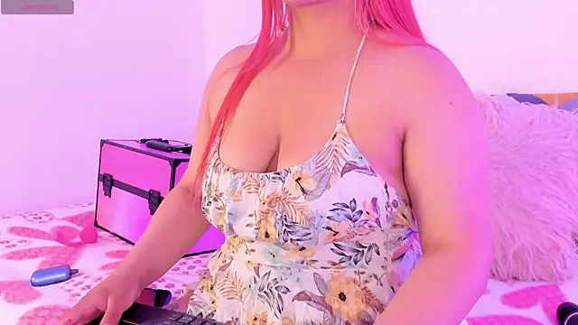 Snapshot of SophieRossi chatting on October 2, 2025, 1:18 pm SophieRossi online show from October 2, 2025, 1:18 pm
