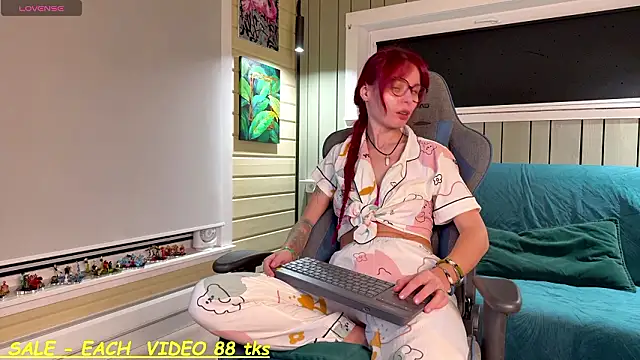 Snapshot of SandyChris chatting on February 5, 2026, 4:50 am SandyChris online show from February 5, 2026, 4:50 am