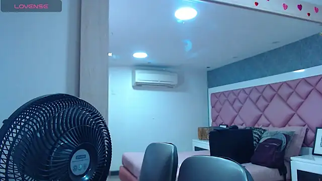 Snapshot of DanielaDuff chatting on October 28, 2025, 7:49 pm DanielaDuff online show from October 28, 2025, 7:49 pm