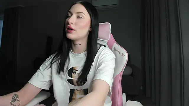 JenniferQueen11 online show from February 19, 2025, 11:49 am