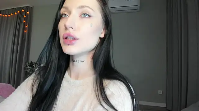 JenniferQueen11 online show from October 24, 2025, 1:18 pm