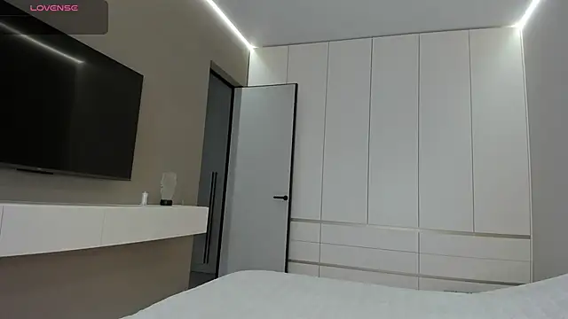 JenniferQueen11 online show from April 19, 2026, 9:19 am