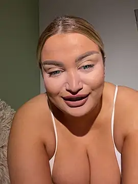 Snapshot of EmiliaPetrova chatting on March 12, 2025, 8:20 pm EmiliaPetrova online show from March 12, 2025, 8:20 pm