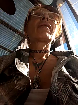 Snapshot of FrozenWaffle chatting on April 22, 2026, 2:51 pm FrozenWaffle online show from April 22, 2026, 2:51 pm