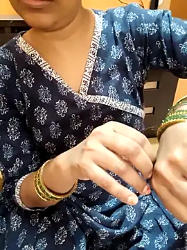 Snapshot of Diya_143 chatting on November 10, 2025, 8:13 am Diya 143 online show from November 10, 2025, 8:13 am