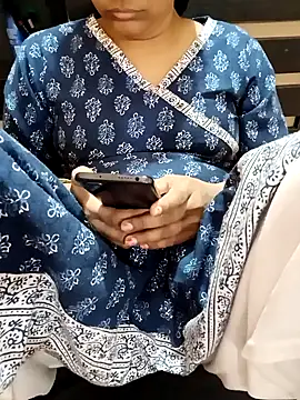 Snapshot of Diya_143 chatting on November 10, 2025, 8:19 pm Diya 143 online show from November 10, 2025, 8:19 pm