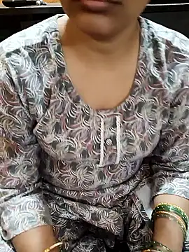 Snapshot of Diya_143 chatting on November 12, 2025, 5:02 pm Diya 143 online show from November 12, 2025, 5:02 pm