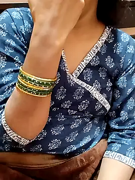 Snapshot of Diya_143 chatting on November 14, 2025, 8:24 am Diya 143 online show from November 14, 2025, 8:24 am